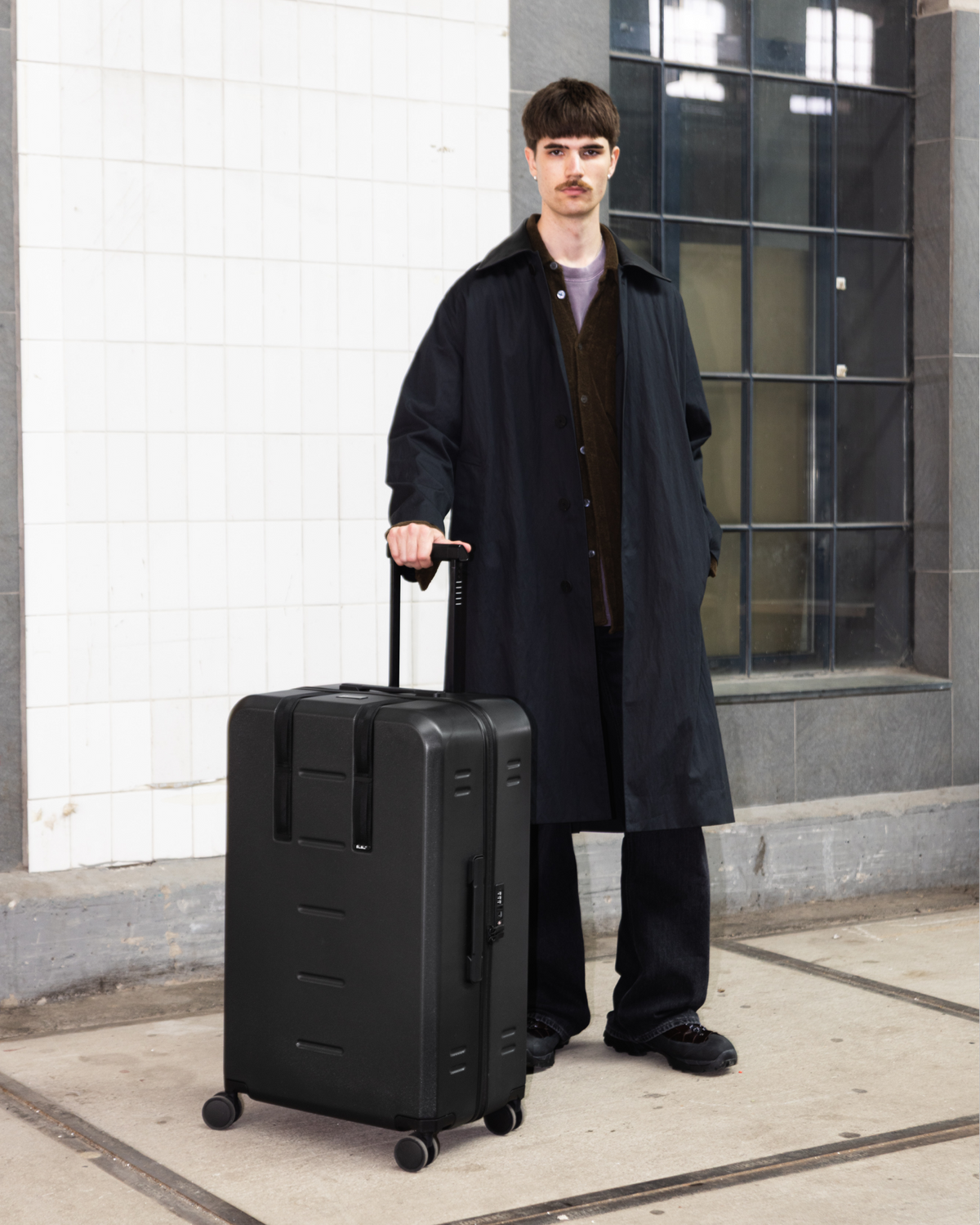 Db Journey Ramverk Check-in Luggage Large in Black Out — lifestyle # color_Black Out