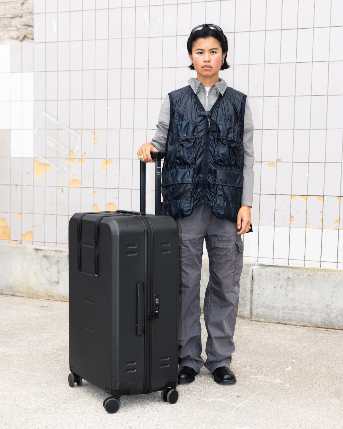 Db Journey Ramverk Check-in Luggage Large in Black Out — lifestyle 2 # color_Black Out