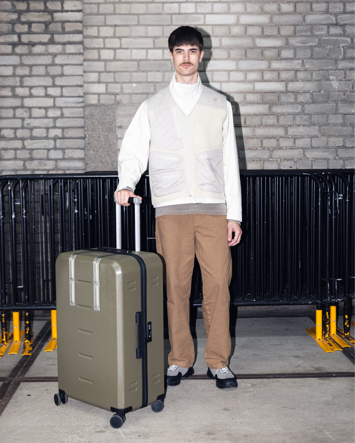 Db Journey Ramverk Check-in Luggage Large in Forest Green — lifestyle 2 # color_Forest Green