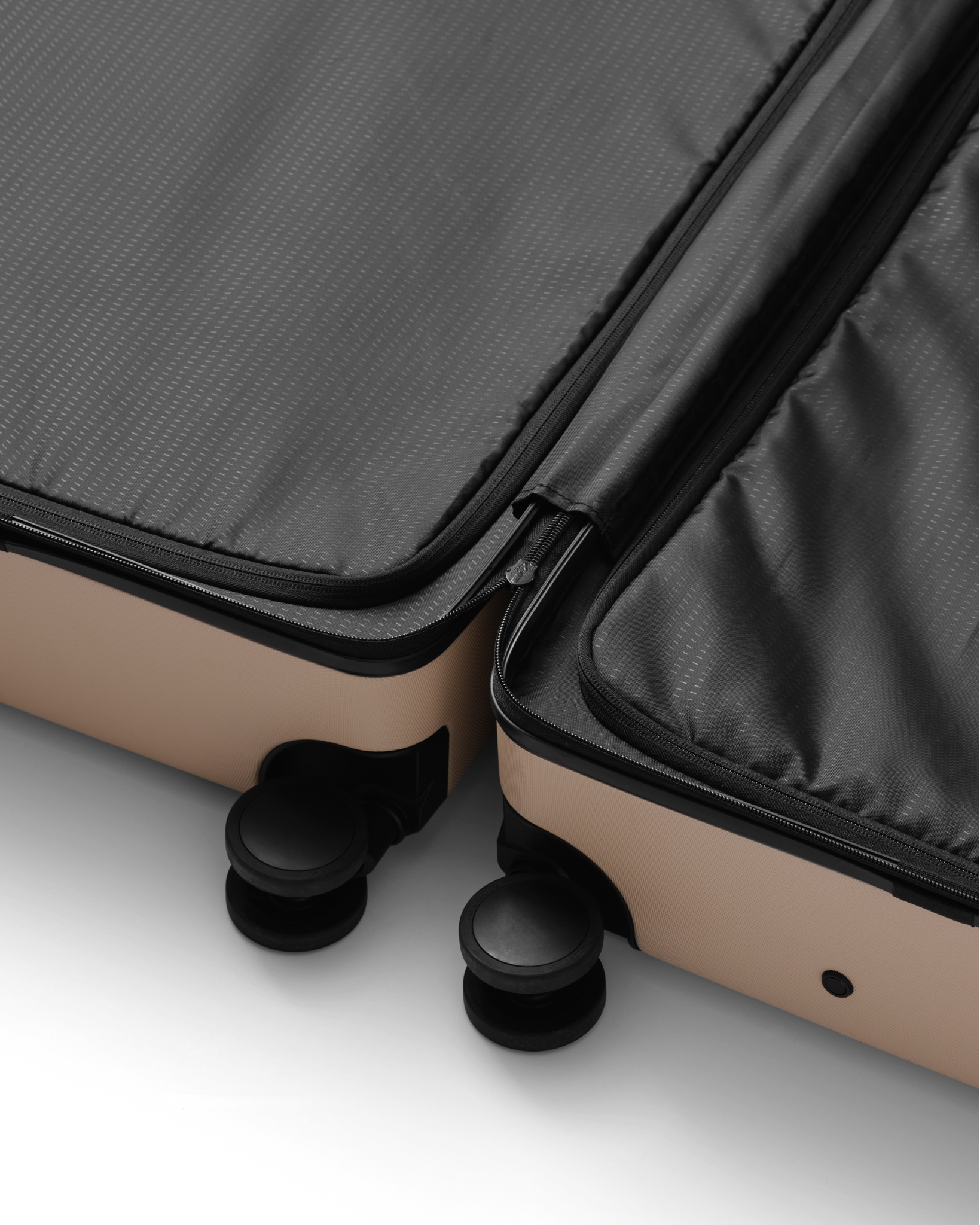 Db Journey Ramverk Check-in Luggage Medium in Fogbow Beige — detail view # color_Fogbow Beige