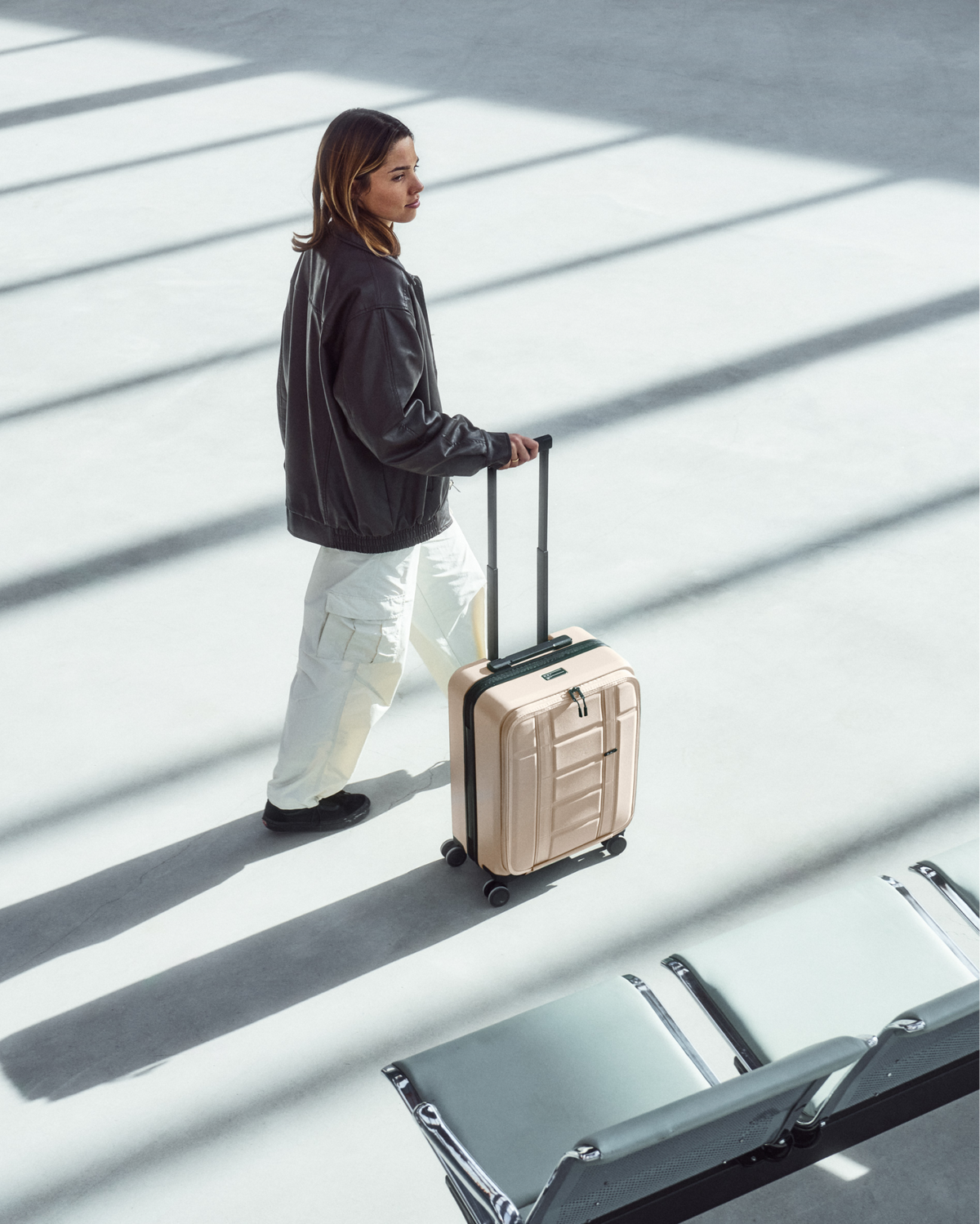 Db Journey Ramverk Front-access Carry-on in Fogbow Beige — lifestyle # color_Fogbow Beige