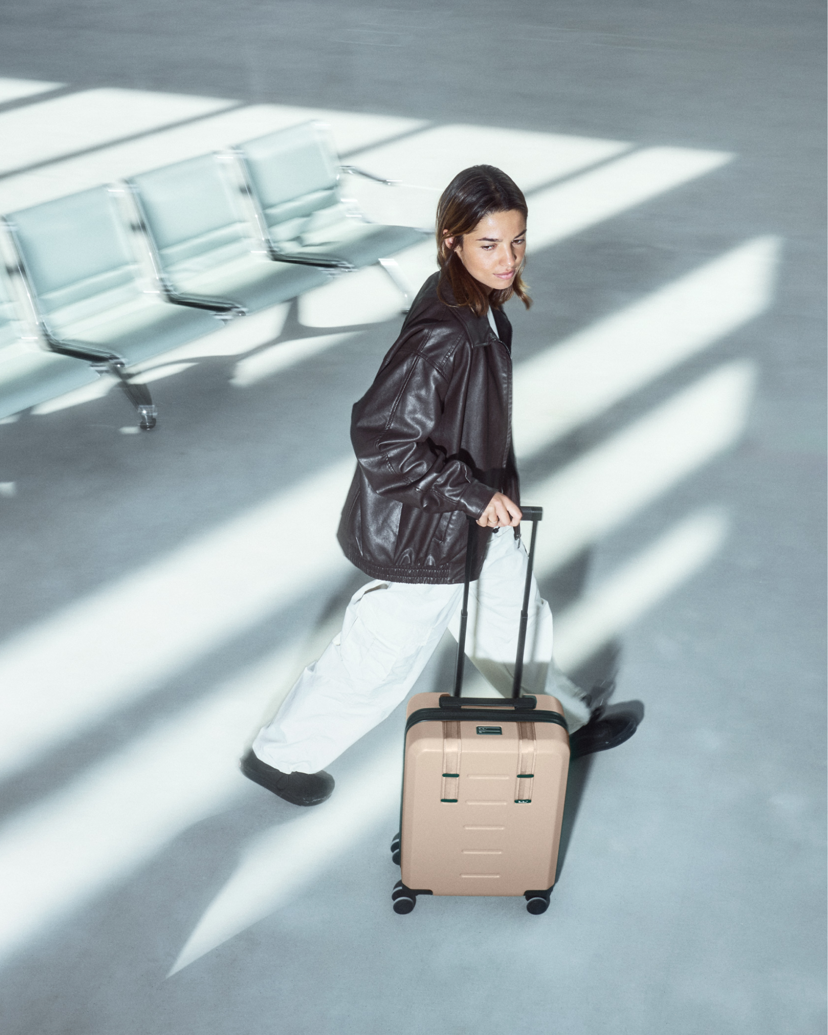 Db Journey Ramverk Carry-on in Fogbow Beige — lifestyle # color_Fogbow Beige
