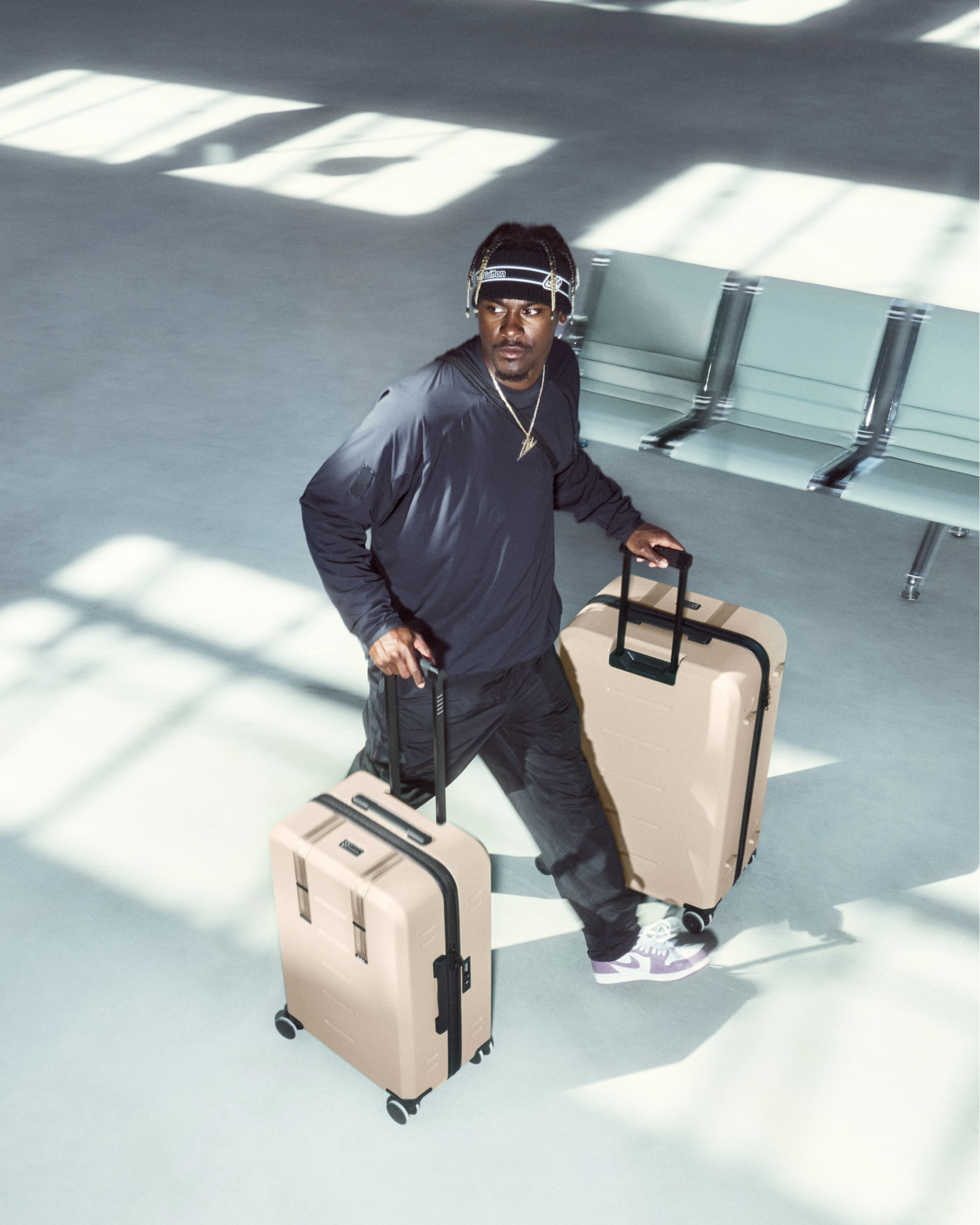 Db Journey Ramverk Check-in Luggage Medium in Fogbow Beige — lifestyle # color_Fogbow Beige