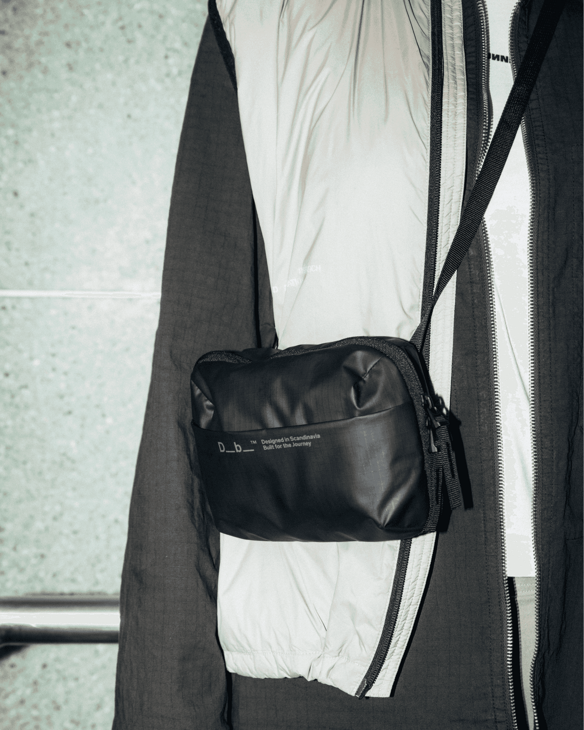 Db Journey Ramverk Tech Organizer in Black Out — lifestyle 2