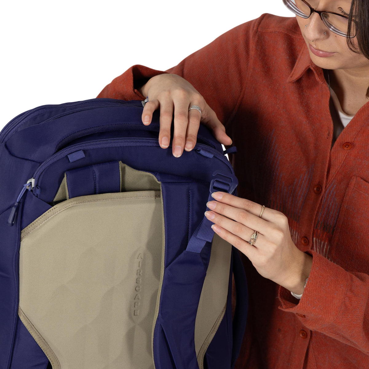 Osprey Sojourn Porter Travel Pack Carry-On-30L in Deep Fig — detail view 5