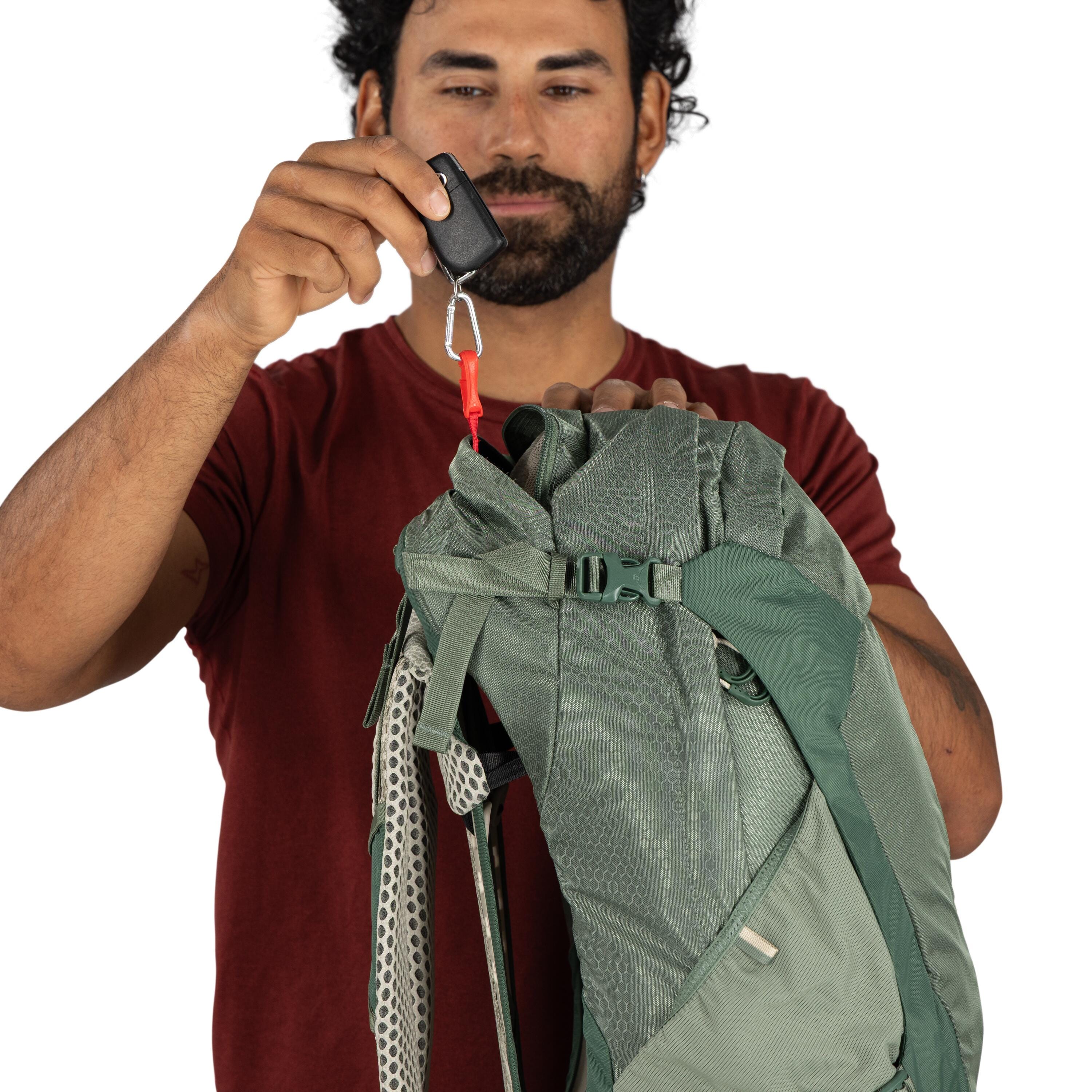Osprey Stratos 34 Hiking Backpack 34L in Pine Leaf Green — detail view 3