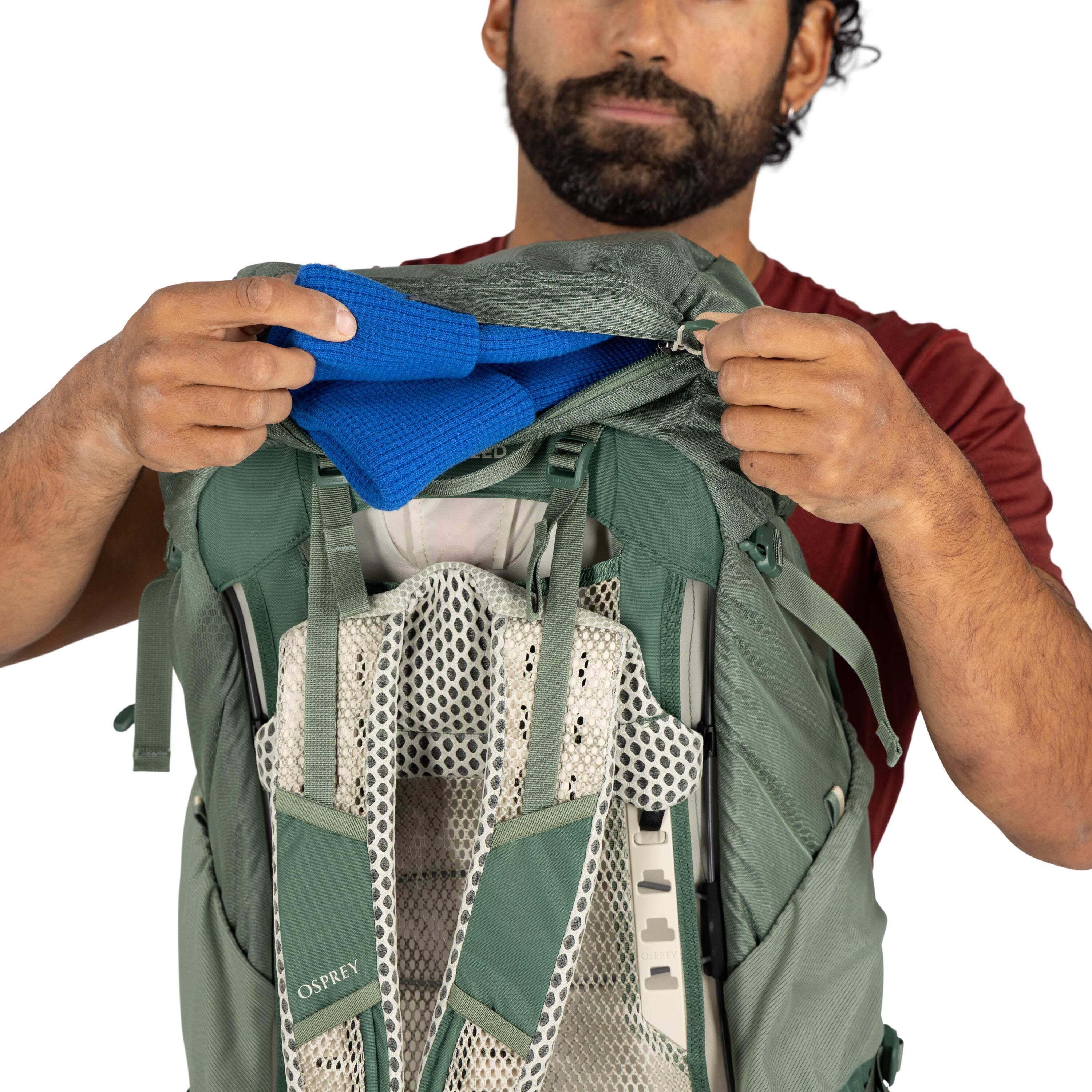 Osprey Stratos 44 Hiking Backpack 44L in Pine Leaf Green — detail view 3