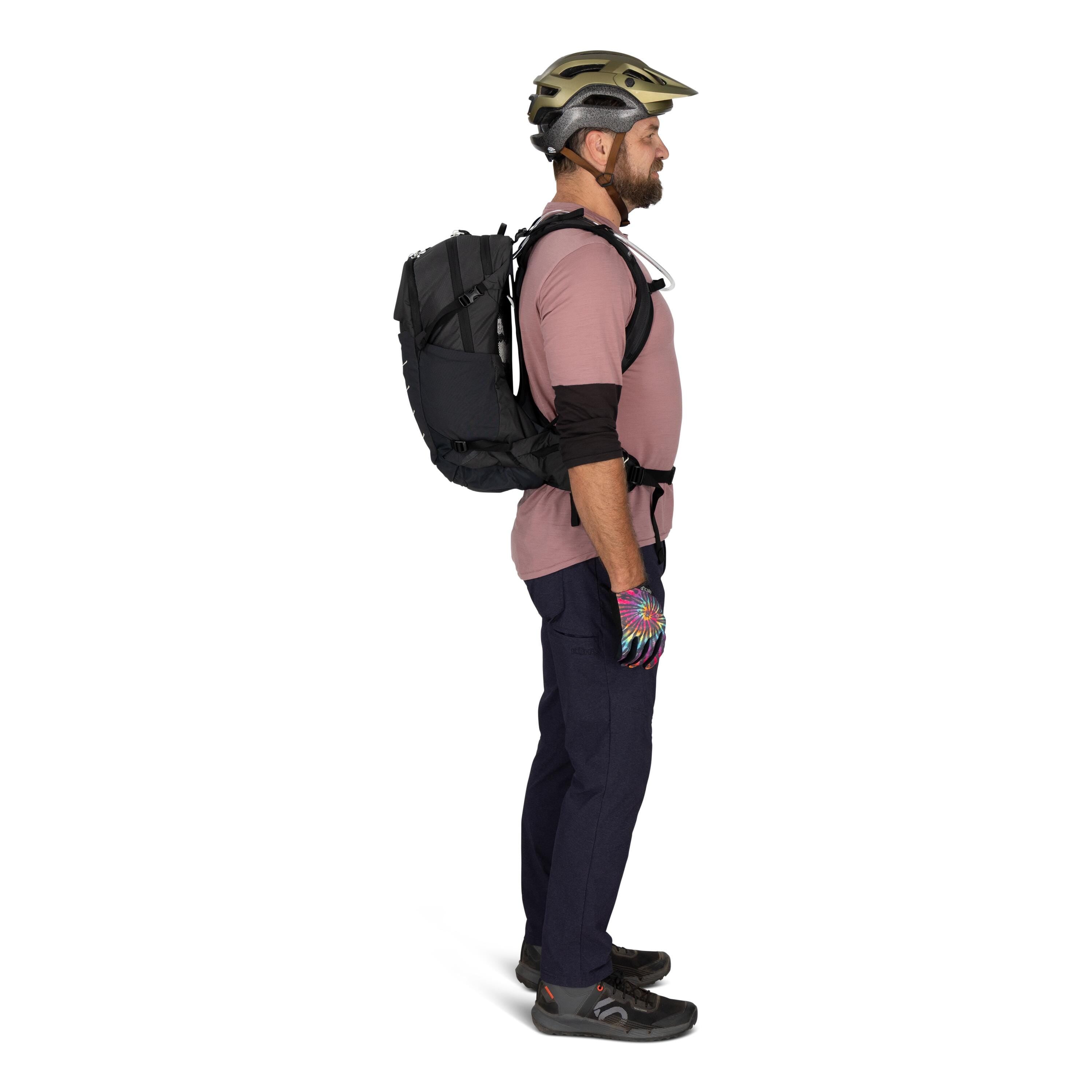 Osprey Syncro 20 Bike Hydration Pack 20L in Raven Black — lifestyle 2