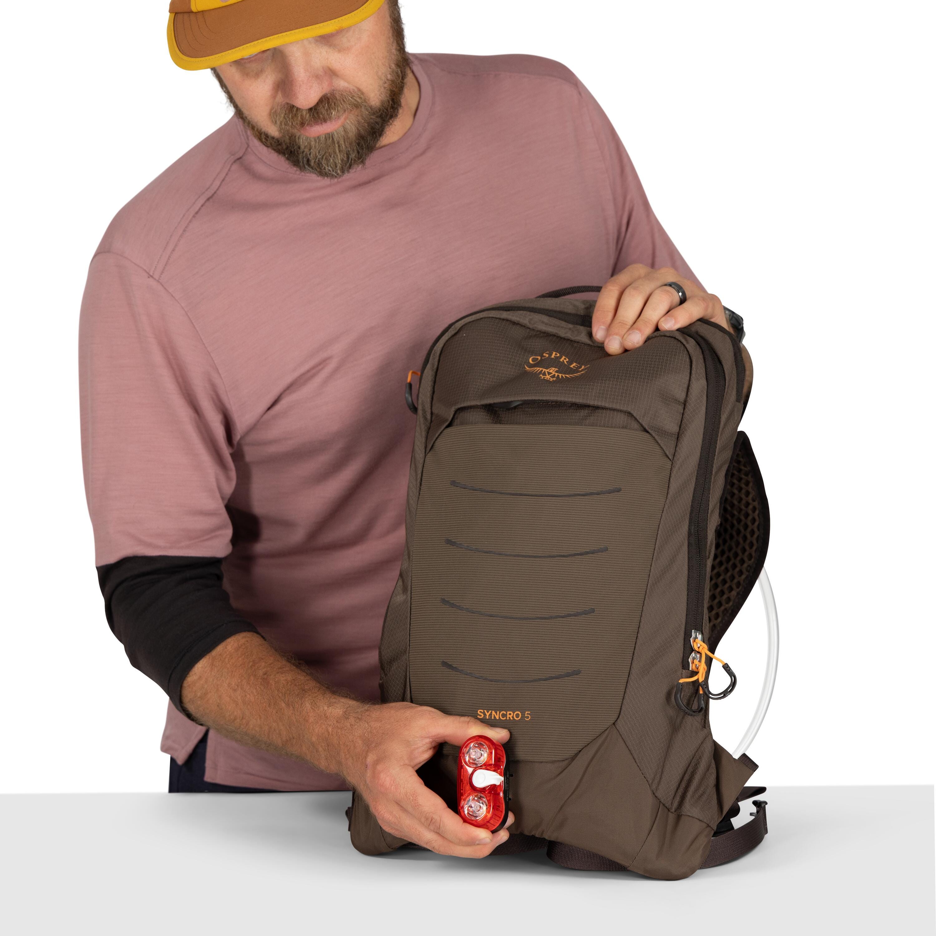 Osprey Syncro 5 Bike Hydration Pack 5L in Truffle Brown — detail view 2