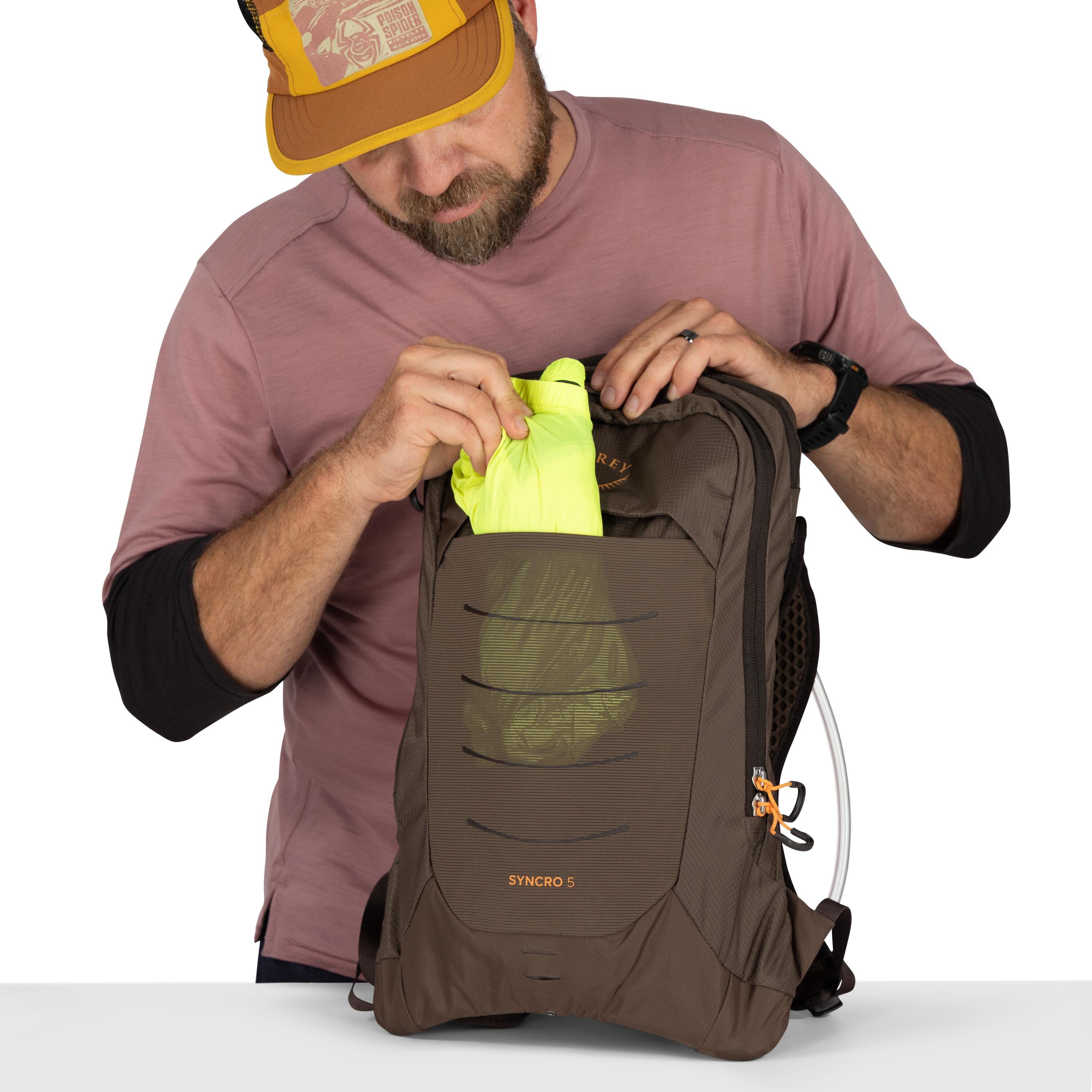 Osprey Syncro 5 Bike Hydration Pack 5L in Truffle Brown — detail view 3