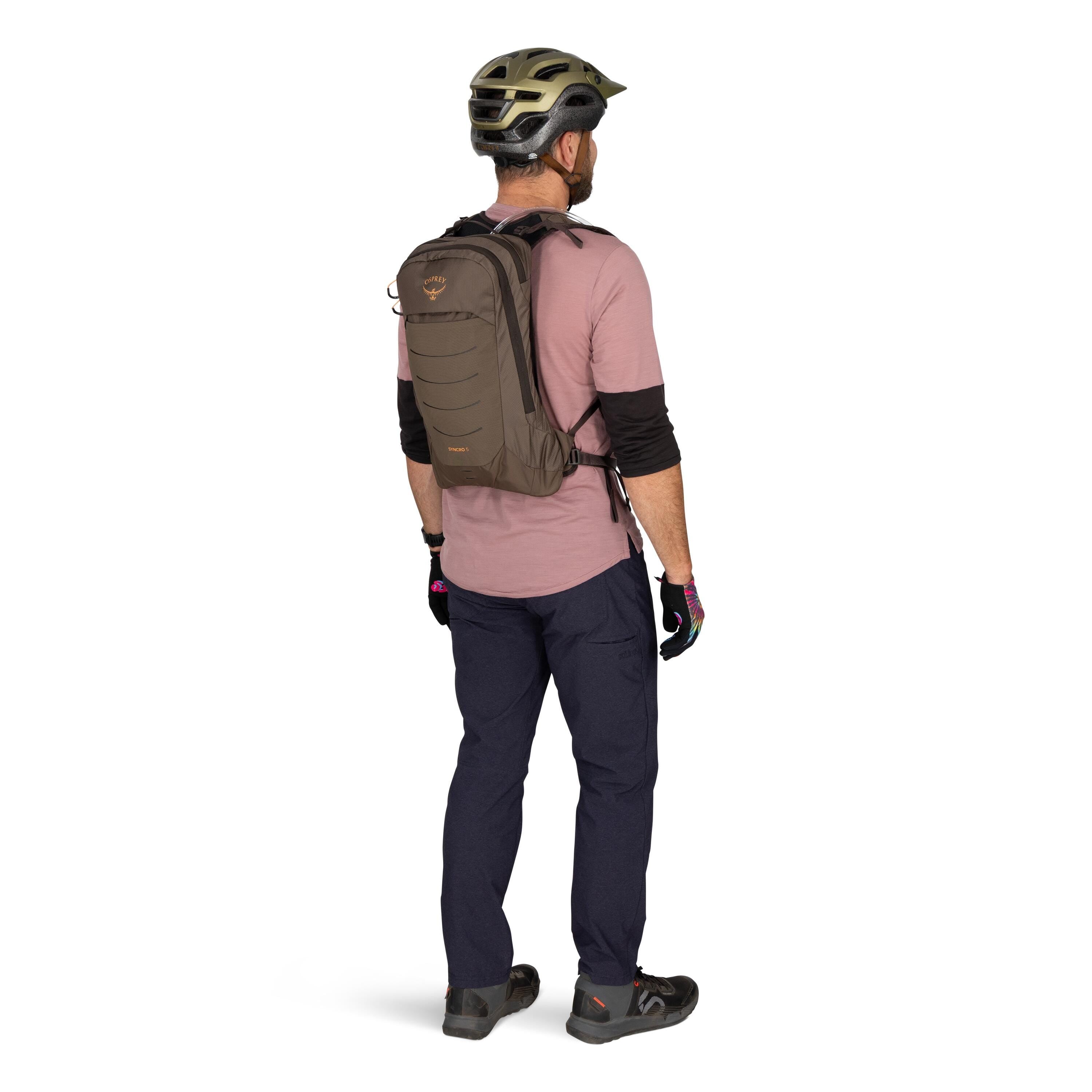Osprey Syncro 5 Bike Hydration Pack 5L in Truffle Brown — lifestyle 2