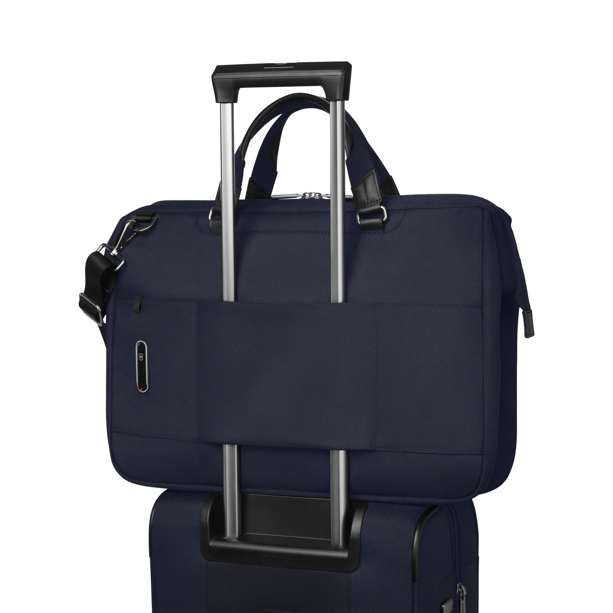 Victorinox Werks Traveler 7.0 Weekender in Navy Blue — detail view