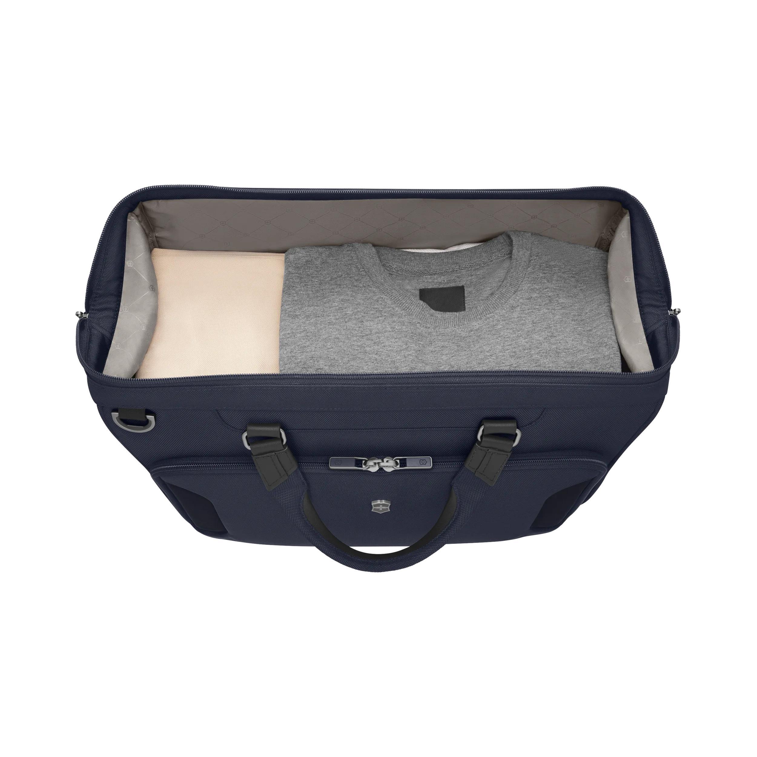 Victorinox Werks Traveler 7.0 Weekender in Navy Blue — interior view