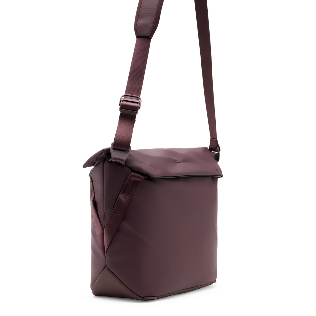 Peak Design Everyday Tote 15L in Eclipse — angle view 2 # color_Eclipse