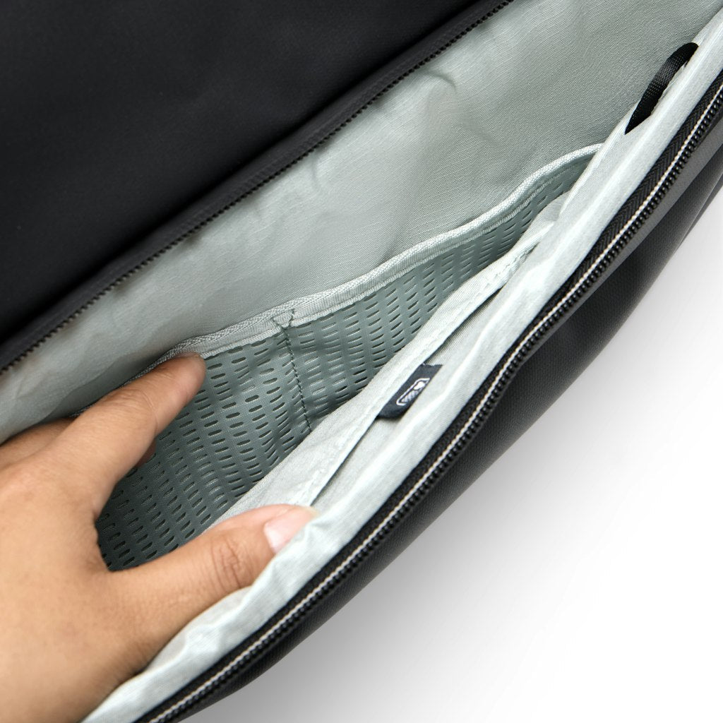 Peak Design Travel Duffel 80L in Black — detail view # color_Black