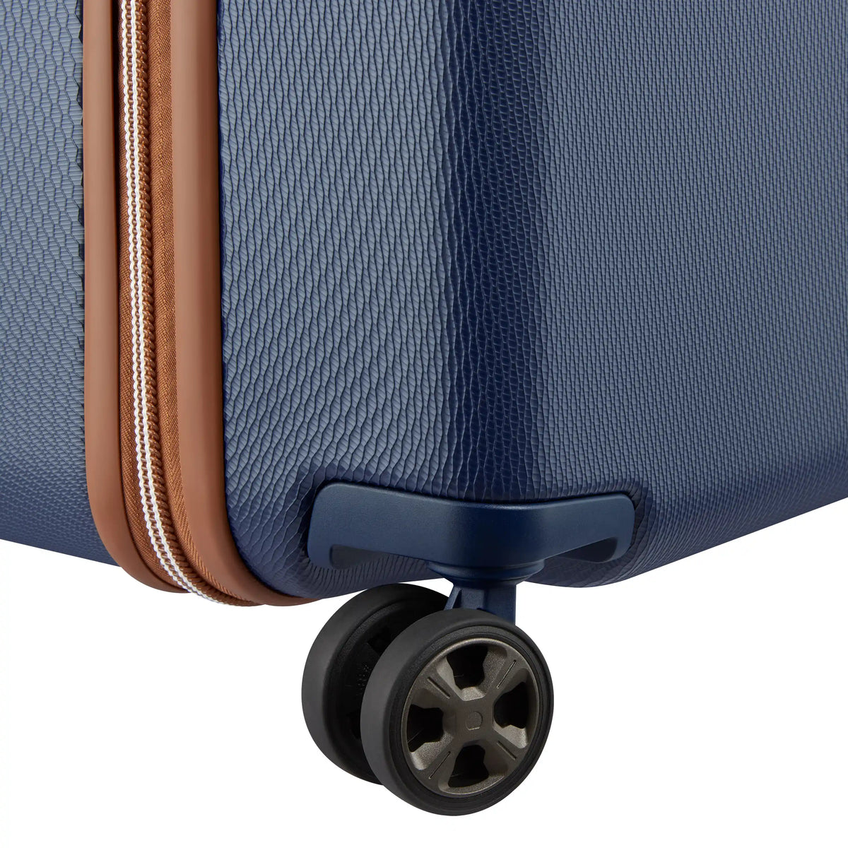 Delsey Chatelet Air 2.0 Medium Trunk - Spinner in Navy — detail view 3
