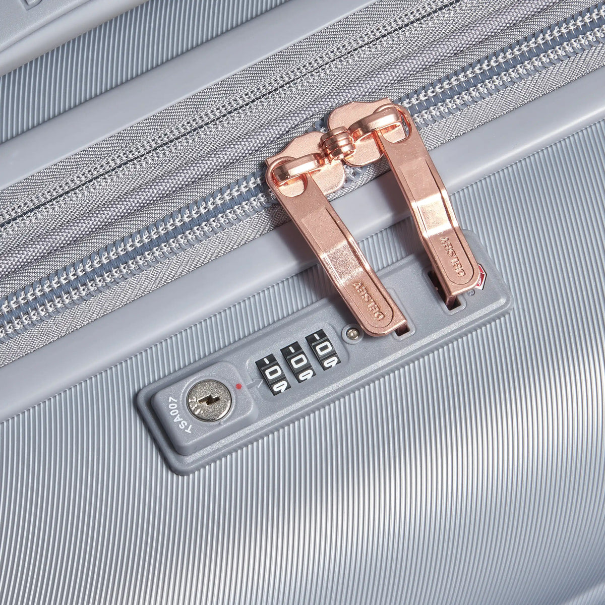 Delsey Cruise 3.0 Medium Expandable Spinner in Platinum — detail view 2 # color_Platinum