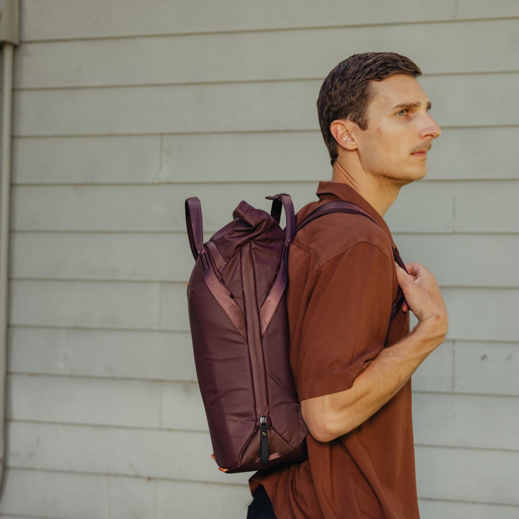 Peak Design Everyday Totepack 20L in Eclipse — lifestyle 2 # color_Eclipse