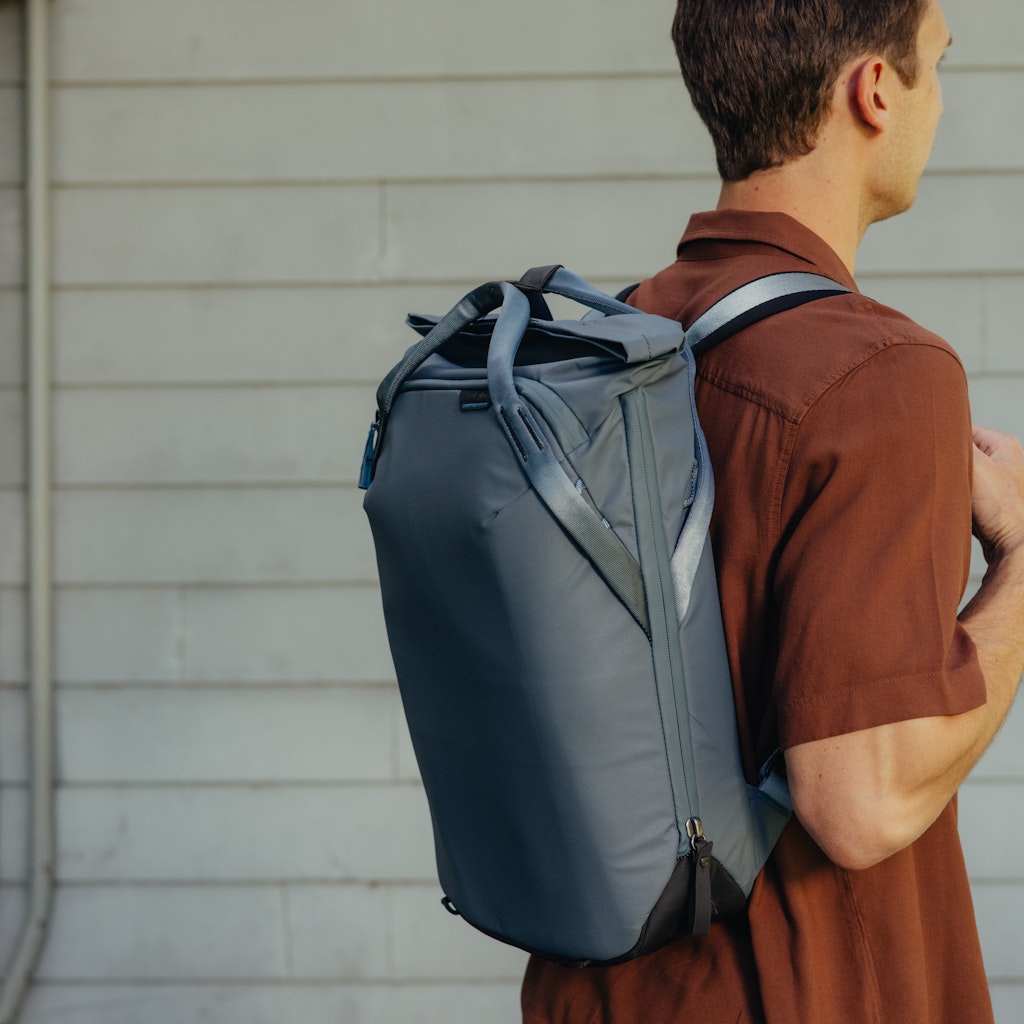 Peak Design Everyday Totepack 20L in Ocean — lifestyle 2 # color_Ocean