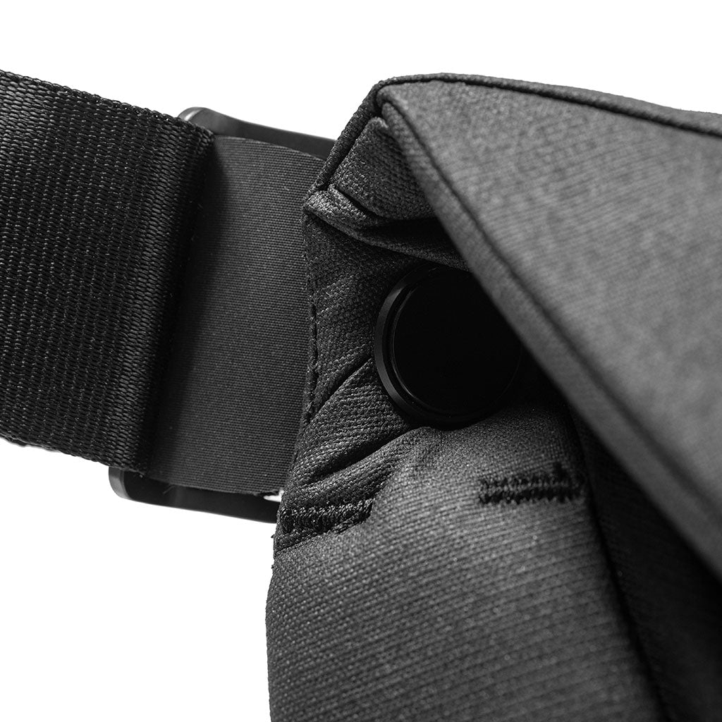 Peak Design Everyday Messenger 13L in Black — angle view 3 # color_Black