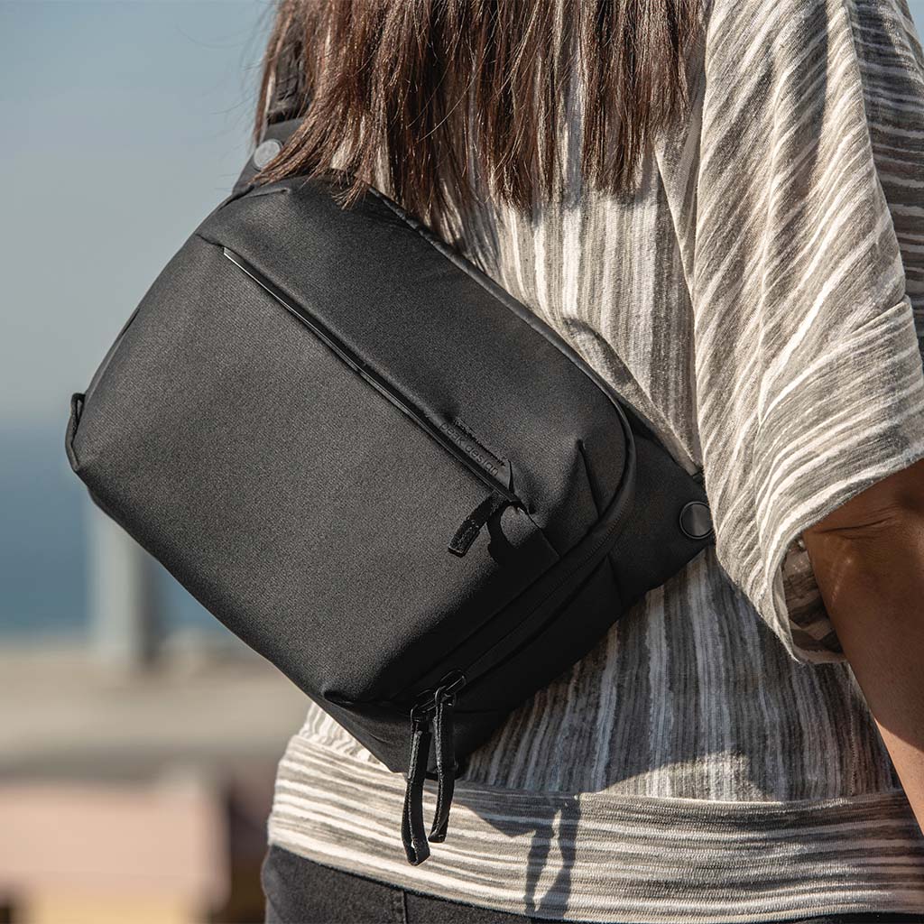 Peak Design Everyday Sling 6L - Black in use