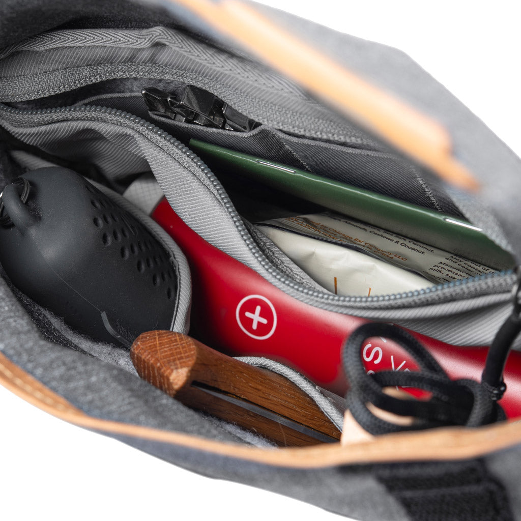 Peak Design Field Pouch in Charcoal — interior view 2 # color_Charcoal