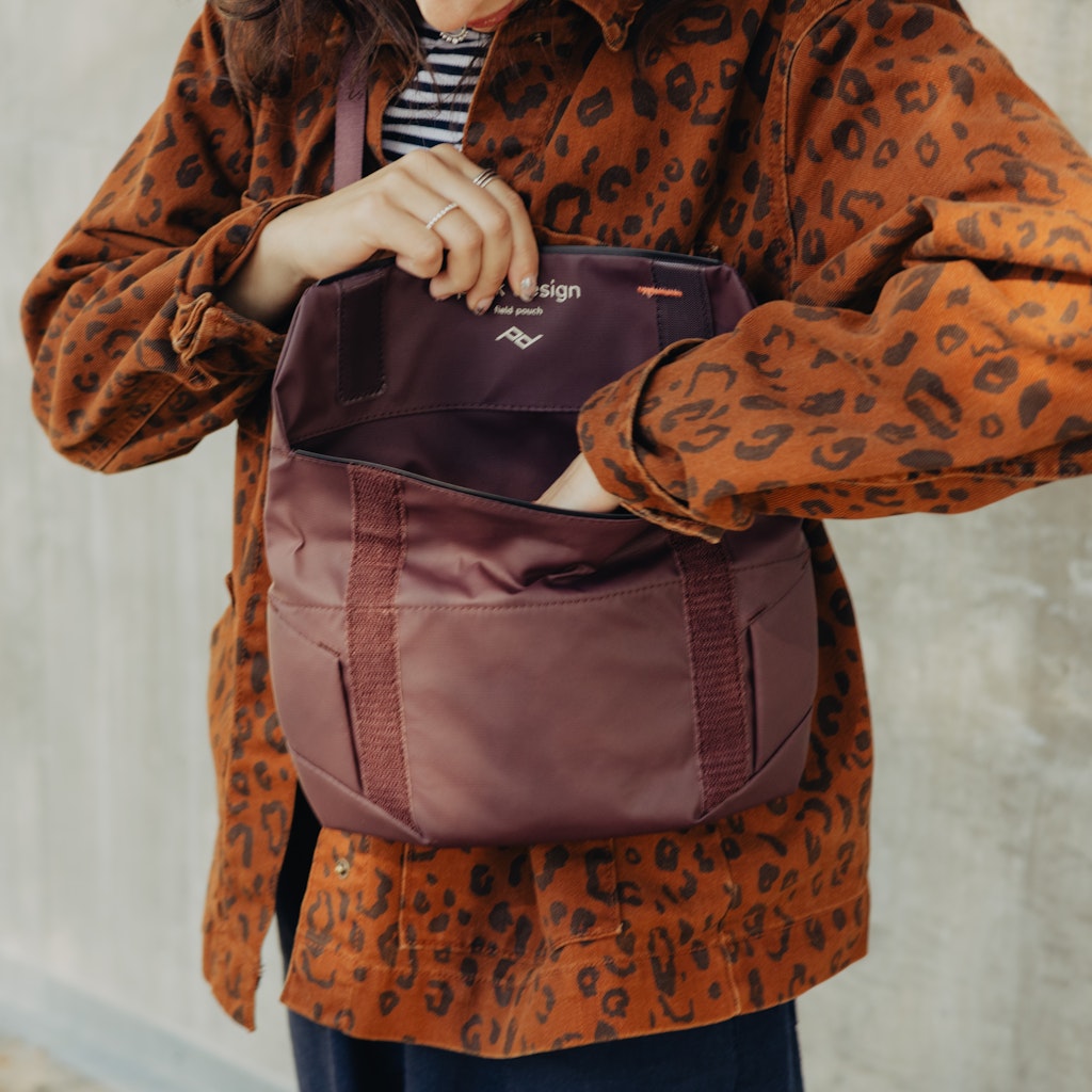 Peak Design Field Pouch in Eclipse — lifestyle # color_Eclipse