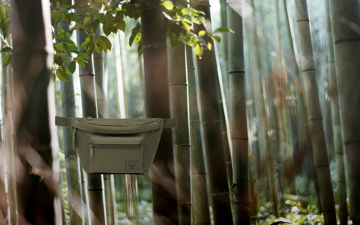 Herschel Pop Quiz Hip Pack 3.5L in Ivy Green Diamond — lifestyle
