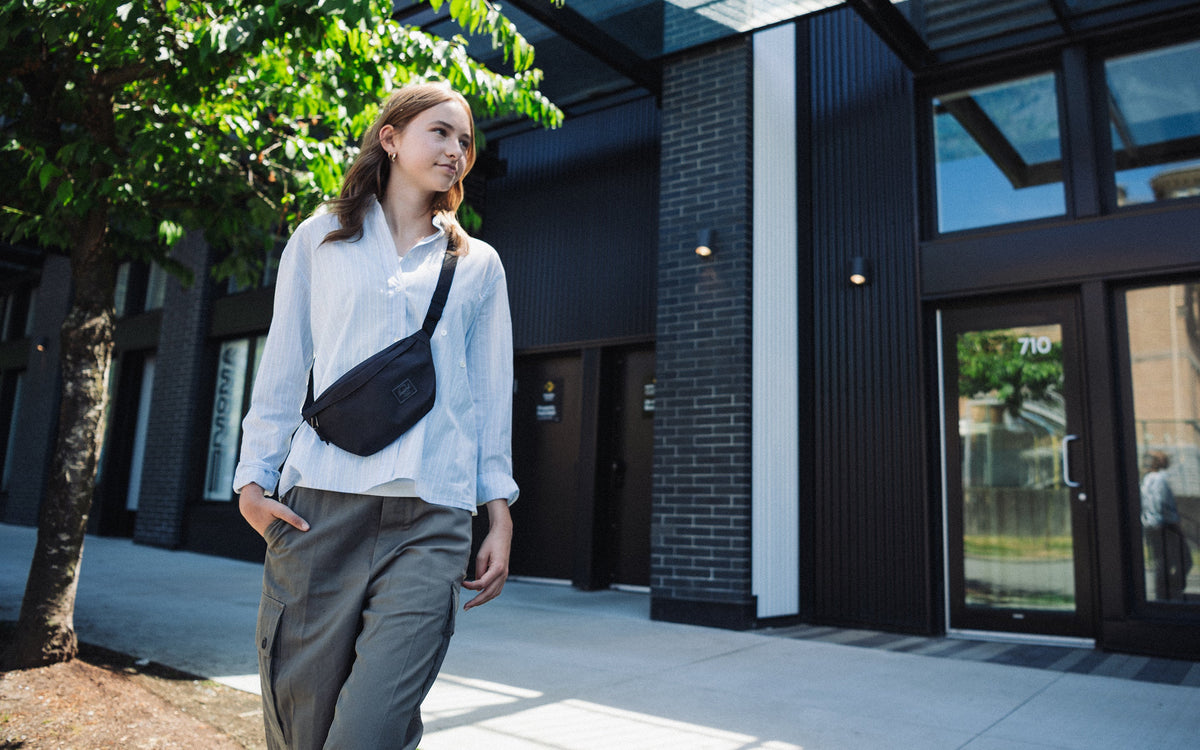 Herschel Classic Hip Pack 1L in Black Tonal — lifestyle