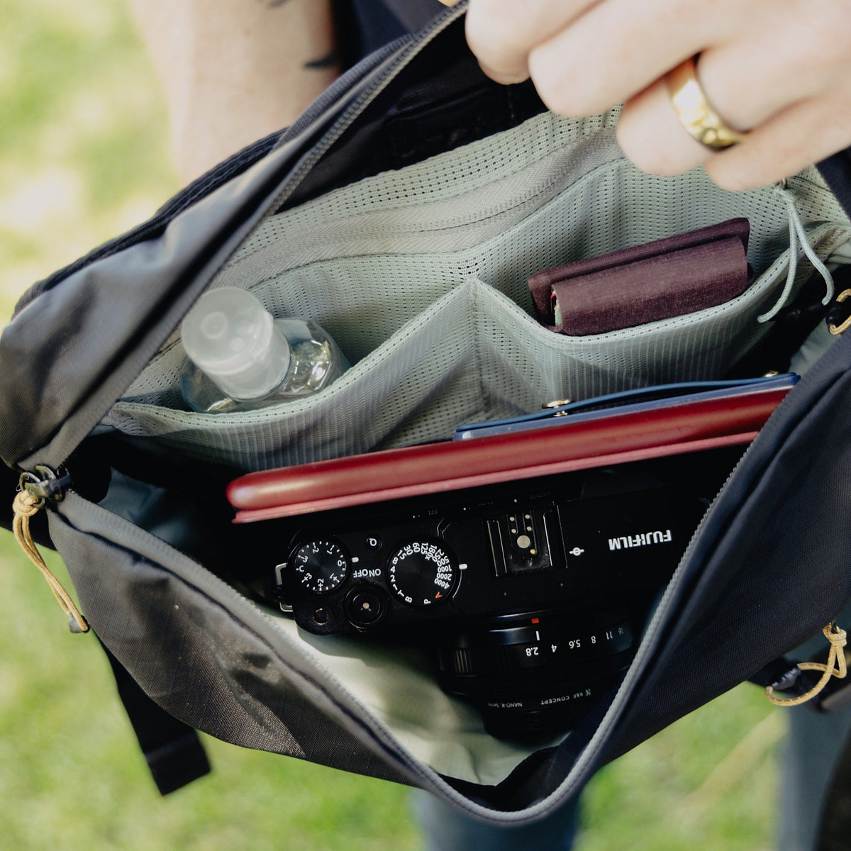 Peak Design Outdoor Sling 4L in Black — interior view 2 # color_Black