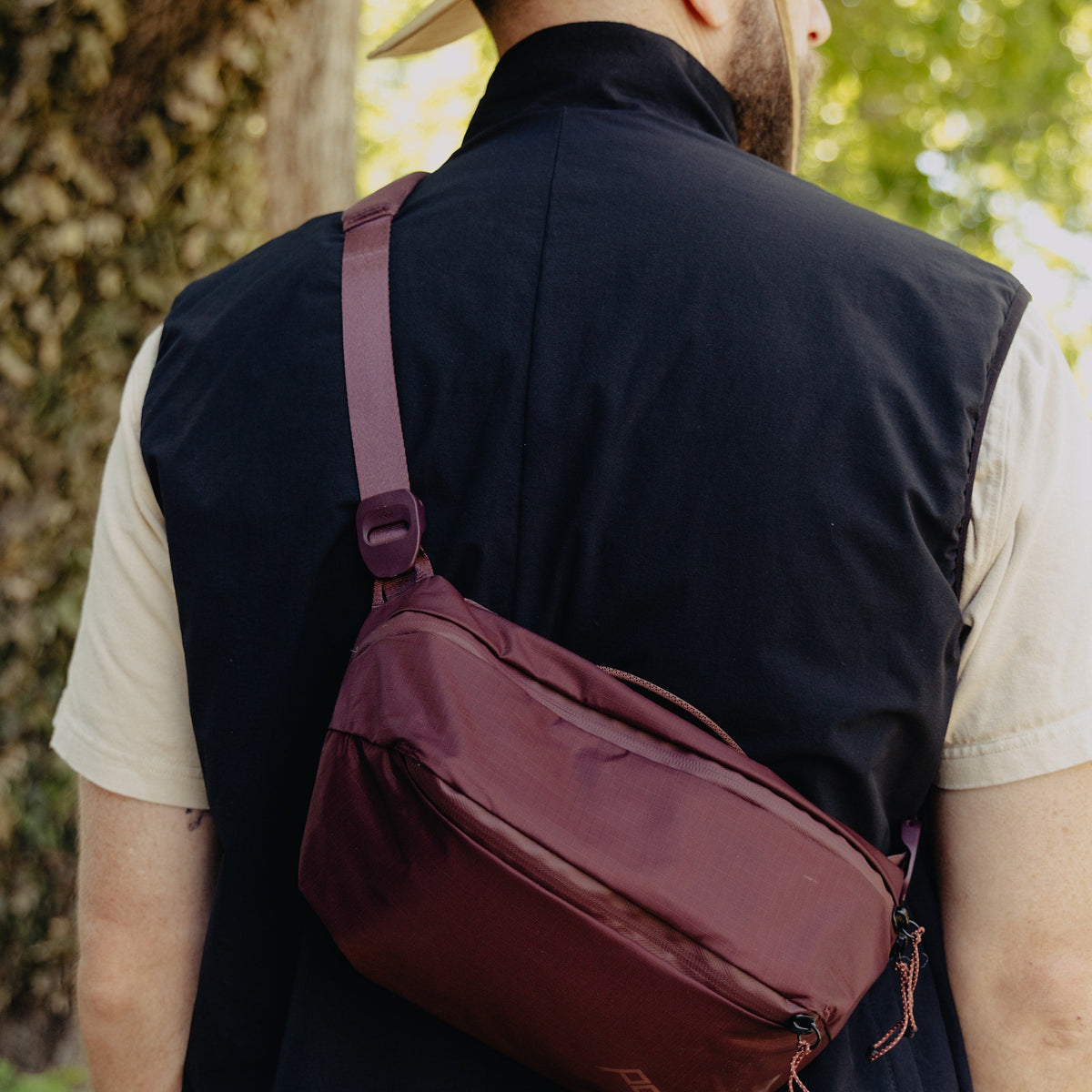 Peak Design Outdoor Sling 4L in Eclipse — lifestyle # color_Eclipse